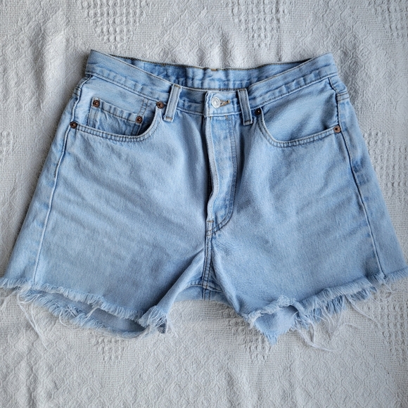 Levi's High Rise Raw Hem Denim Casual Summer Beach Jean Short - Light wash - Picture 1 of 10